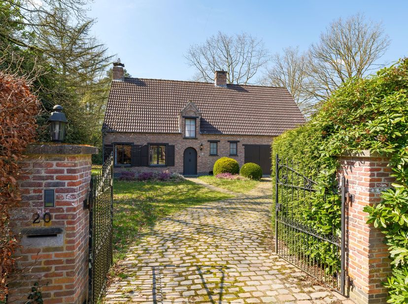 In het groen, op een royaal perceel van 28 are, treffen we deze karaktervolle woning die rust en ruimte uitstraalt. De woning is omgeven door natuur e