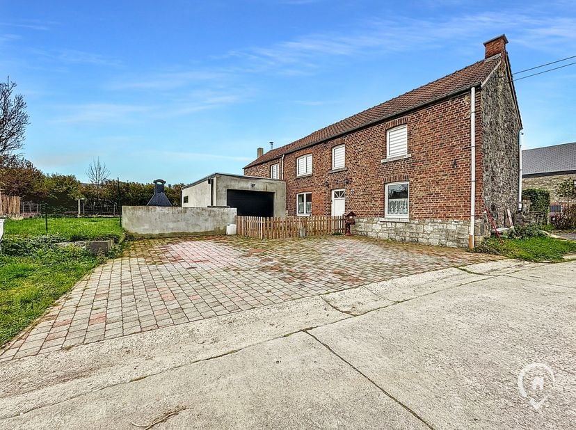 Vos Agences Condrogest Beauraing presenteert dit charmante huis gelegen in het dorp Gozin. Het huis heeft een gedeeltelijke renovatie ondergaan, evena