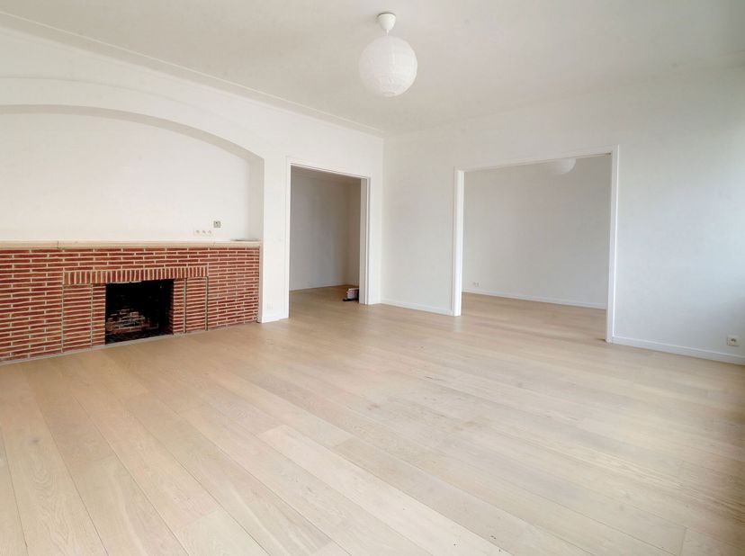 Splendide et lumineux appartement de 102 m² composé de :&lt;br /&gt;
- 1 chambre de 19 m² avec armoires&lt;br /&gt;
- 1 living de 25m² avec feu décoratif&lt;br /&gt;
-