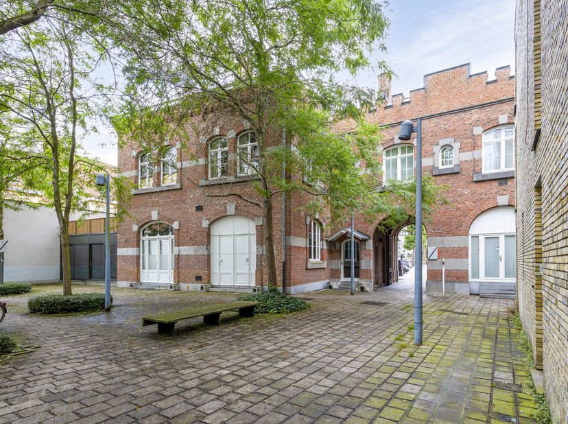 Découvrez ce bel appartement lumineux, idéalement situé dans un bâtiment historique, l&#039;ancienne prison &#039;t Pandreitje, à proximité du parc Reine Astrid