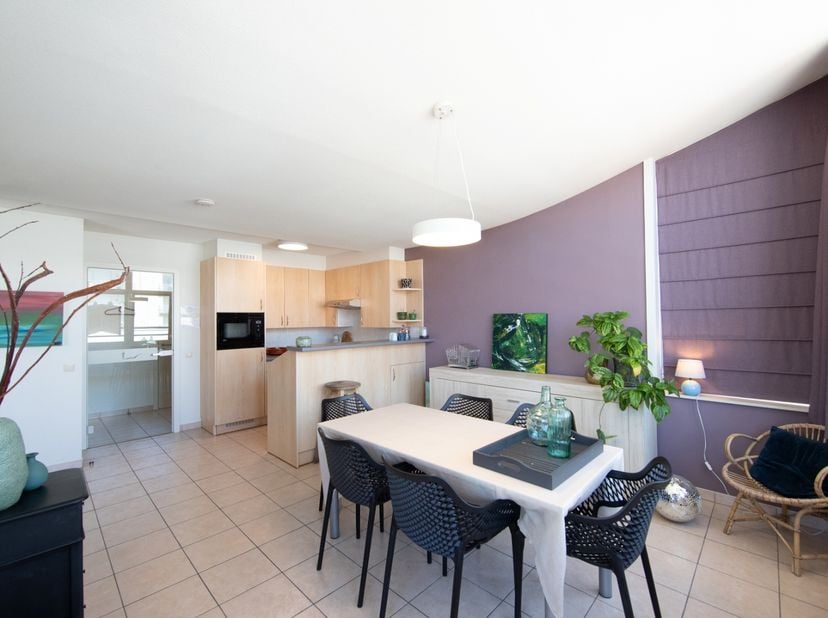 Appartement clé en main de type traversant situé au centre de la rue commerçante de Nieuport-bain, à proximité de la place Saint-Bernard, de la plage