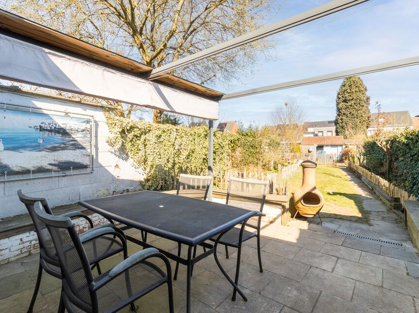 [[ DIT PAND NEEMT DEEL AAN DE ERA OPEN HUIZEN DAG OP 14/6 VAN 16:00 TOT 17:00 ]] Deze goed onderhouden woning is gunstig gelegen vlakbij het station v