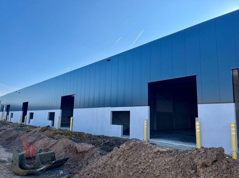 Nieuwbouw KMO-unit van 1.169 m² te koop, de casco KMO-unit heeft een vrije hoogte van +/- 6 m en is opgebouwd uit een staalconstructie in combinatie m