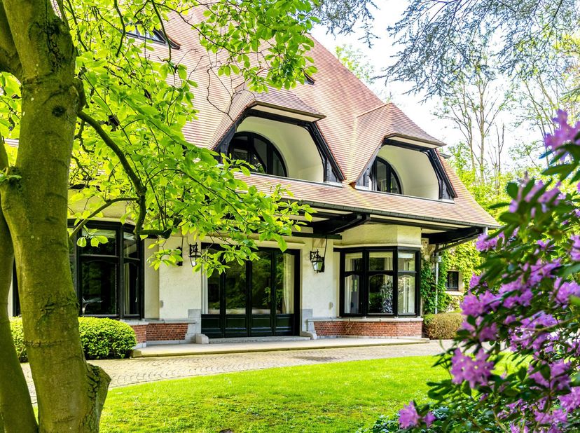 Propriété de style &quot;Manoir&quot; aux finitions contemporaines située à la limite dUccle et de Rhode-Saint-Genèse, construite en 1907 et rénovée en profonde