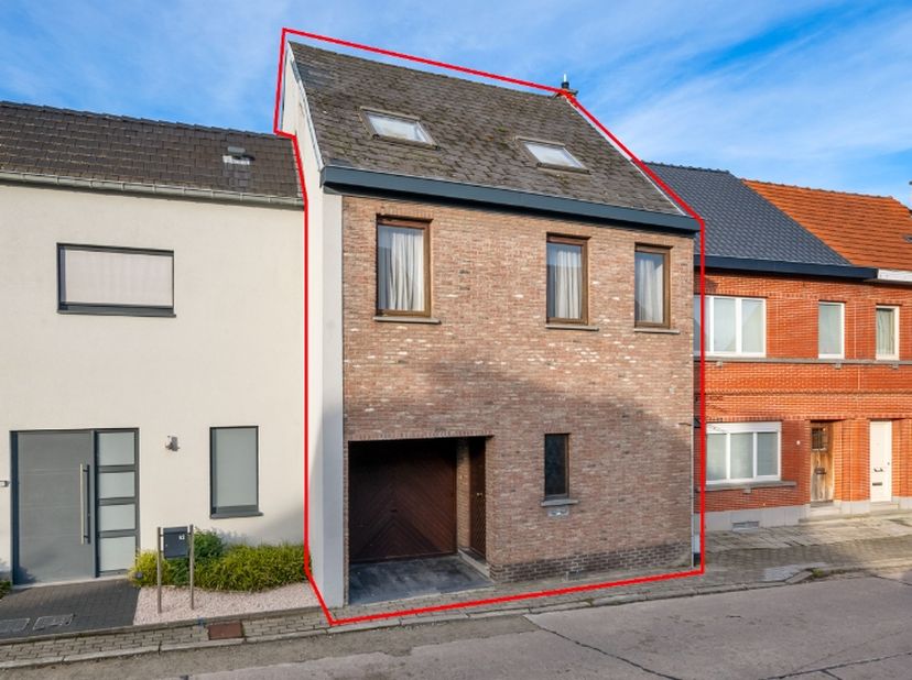 Deze charmante woning, gelegen in het hart van het landelijke Haaltert, biedt een ideale combinatie van rust en bereikbaarheid. Op wandelafstand vindt