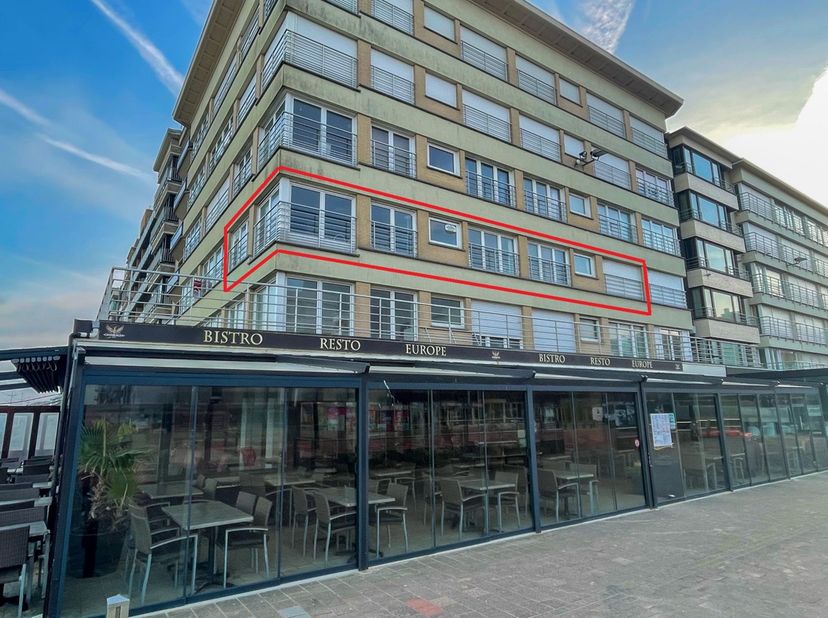 Appartement moderne d&#039;angle sur la digue et la place George Gerard à Sint-Idesbald, offrant une vue imprenable sur la mer et trois chambres décorées a