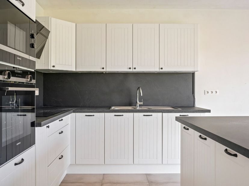 Deze ruime nieuwbouwappartement biedt een grote lichtrijke leefruimte met een uitgeruste keuken, 3 SLPKS en 2 zongerichte terrassen/balkon&lt;br /&gt;
APPAR