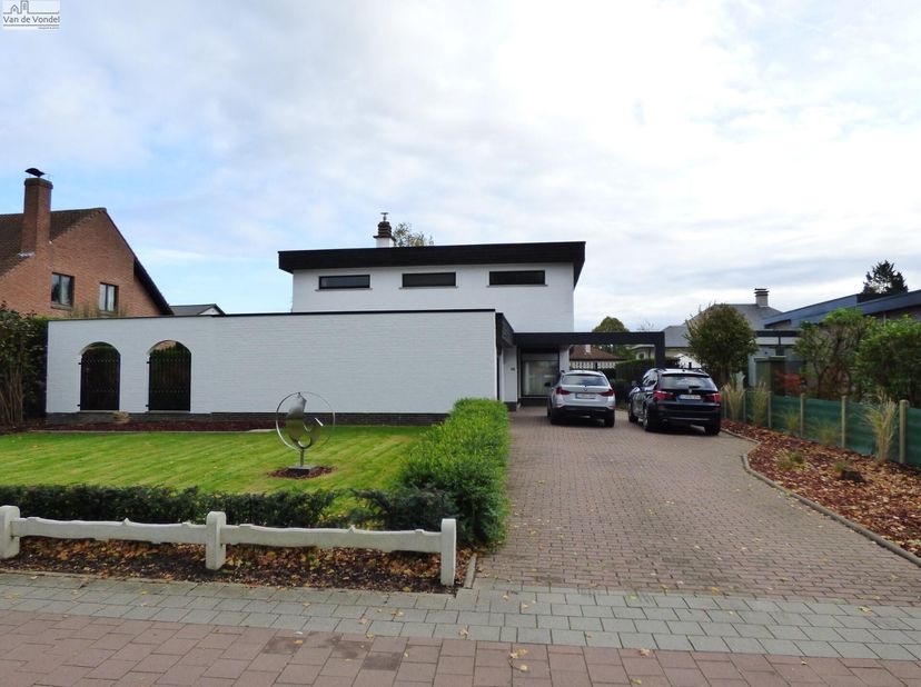 TE HUUR: Ruime villa met tuin en dubbele garage te Aalst. Deze residentieel gelegen villa ligt heel centraal, in de nabijheid van het openbaar vervoer