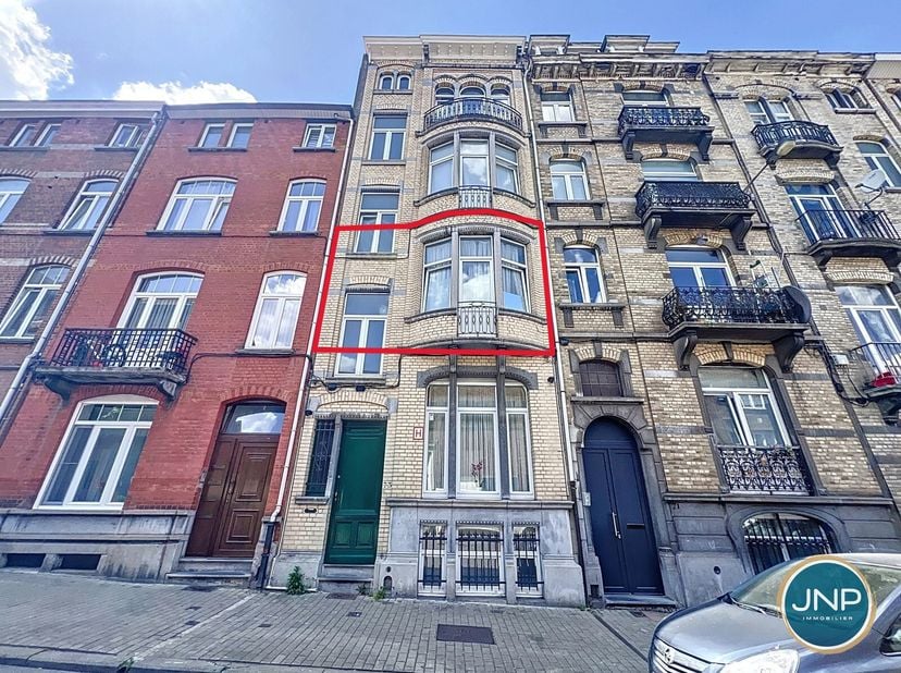 JNP Immobilier a le plaisir de vous présenter ce bel appartement 1 chambre situé au 1er étage d&#039;une charmante Maison de Maitre. Cet appartement vous s