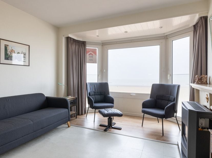Wenduine: charmant appartement te koop centraal op de zeedijkGeniet van een schitterende ligging op de prachtige zeedijk van Wenduine in dit unieke ap