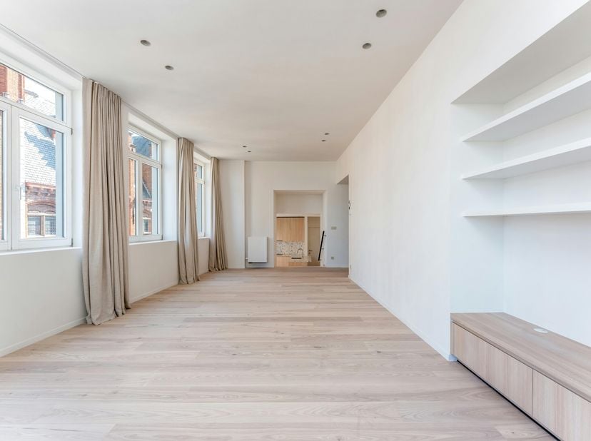 Conçu avec un grand souci du détail, ce luxueux appartement vous offre un cadre de vie somptueux et élégant. En entrant dans l&#039;appartement, vous êtes