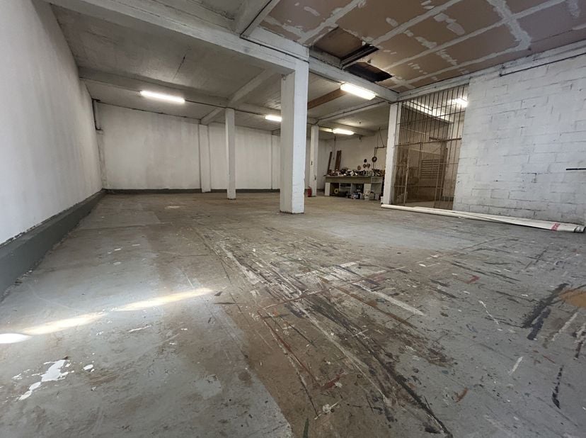 Ontdek dit polyvalente atelier met een totale oppervlakte van maar liefst 445 m², gelegen in een rustige buurt van Jette, met een vlotte verbinding na