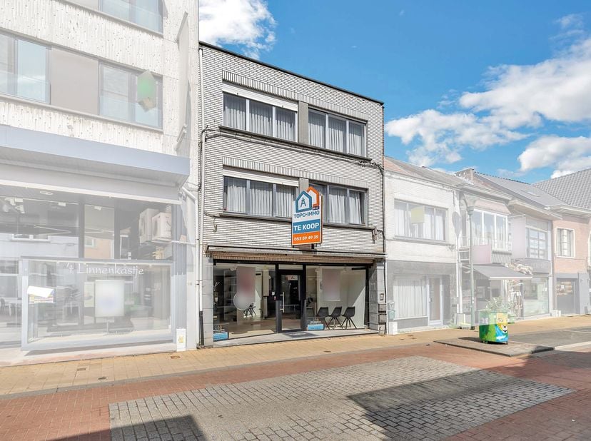 Voor meer info of een bezoek, bel 053 59 49 33 - Deze multifunctionele rijwoning in de winkelstraat van Liedekerke biedt tal van mogelijkheden voor po