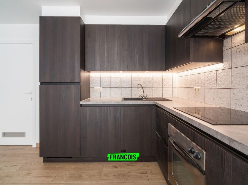 Dit gerenoveerde appartement, gelegen in een kleinschalige residentie (bouwjaar 2001), biedt alle comfort op een toplocatie in Knokke-Heist. Gelegen o
