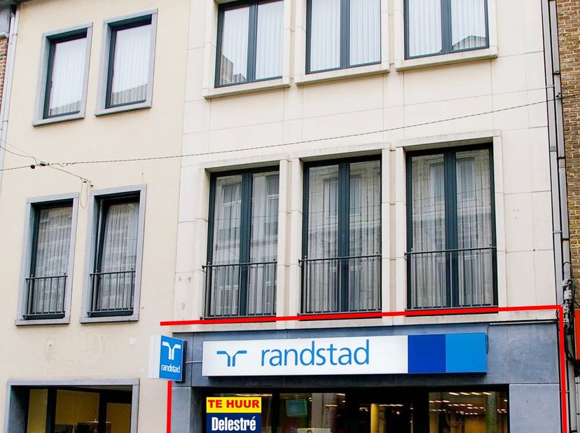 Commercieel pand te huur, gelegen in het centrum van Diest. &lt;br /&gt;
Dit pand heeft een opp. van 212 m² + een kelder van 21 m². &lt;br /&gt;
Het gelijkvloers