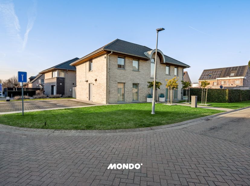 Welkom in deze luxueuze villa waar modern wooncomfort, doordachte beveiliging en een unieke ligging perfect samenkomen. Deze eigentijdse woning is tot