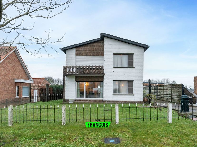 Welkom op de Brugsesteenweg 31 te Roksem, waar deze te renoveren open bebouwing op een perceel van maar liefst 662 m² wacht op een nieuwe eigenaar. Ge
