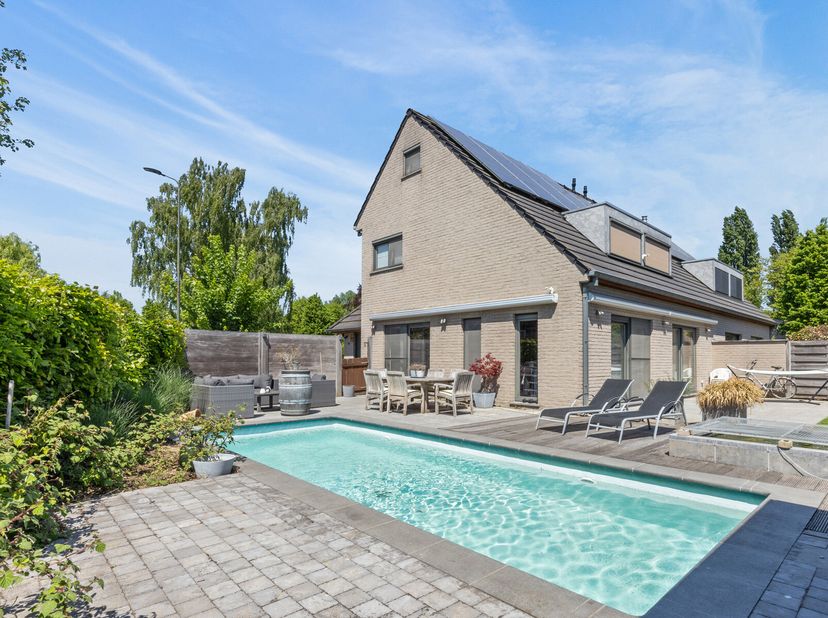 ALTRO VASTGOED VERKOOPT  BEZOEKDAG ZA. 24 mei 25 tussen 10u30 en 13u30. PLAN UW AFSPRAAK VIA https://bit.ly/4dpEAqz. Deze luxueuze, uitstekend onderho