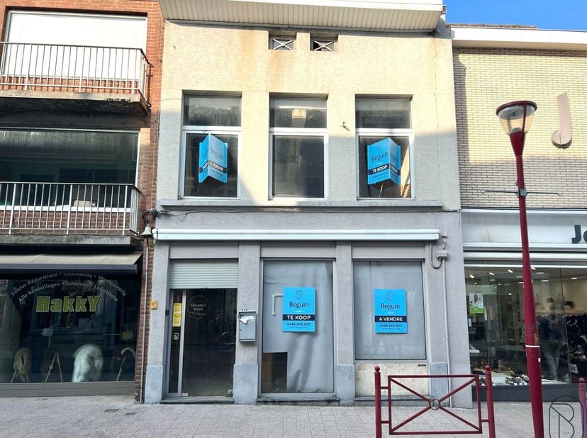 TOPGELEGEN, pal in het CENTRUM gelegen handelspand met POTENTIEEL! Ideaal voor mensen op zoek naar een winkel/kantoor/horecazaak, pal in het CENTRUM.