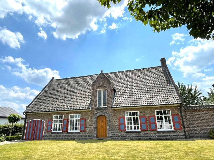Op zoek naar rust, ruimte en karakter?&lt;br /&gt;
Ontdek dit mooie landhuis in hoevestijl, gelegen in een rustige woonwijk op een steenworp van het centrum