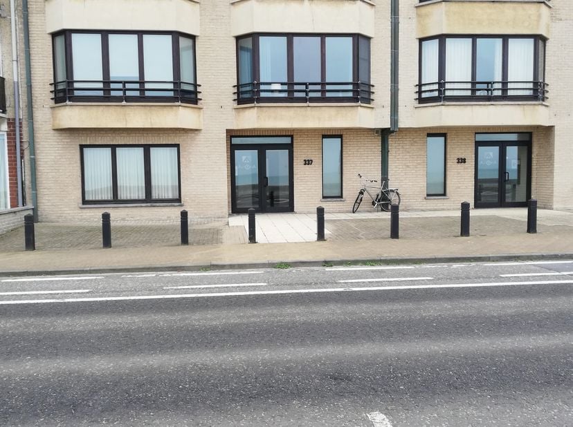 Te koop: een ruime nette zonnige studio met slaaphoek aan zee.&lt;br /&gt;
Je komt toe in een ruime inkom met een ingemaakte kleerkast.&lt;br /&gt;
Er is een kitc