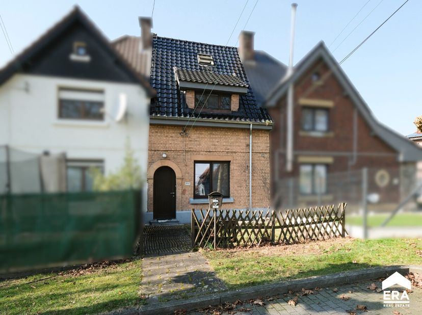 Ben je op zoek naar een charmante rijwoning met potentieel, zonder renovatieverplichting en een vlotte verbinding? Deze gezellige woning in Genk biedt