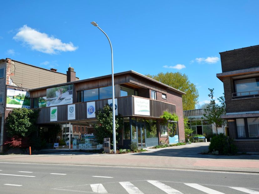Uitzonderlijk ruim appartement (type halfopen bebouwing) met 3 slaapkamers en riant dakterras (50 m²), gelegen op de eerste verdieping van een kleinsc