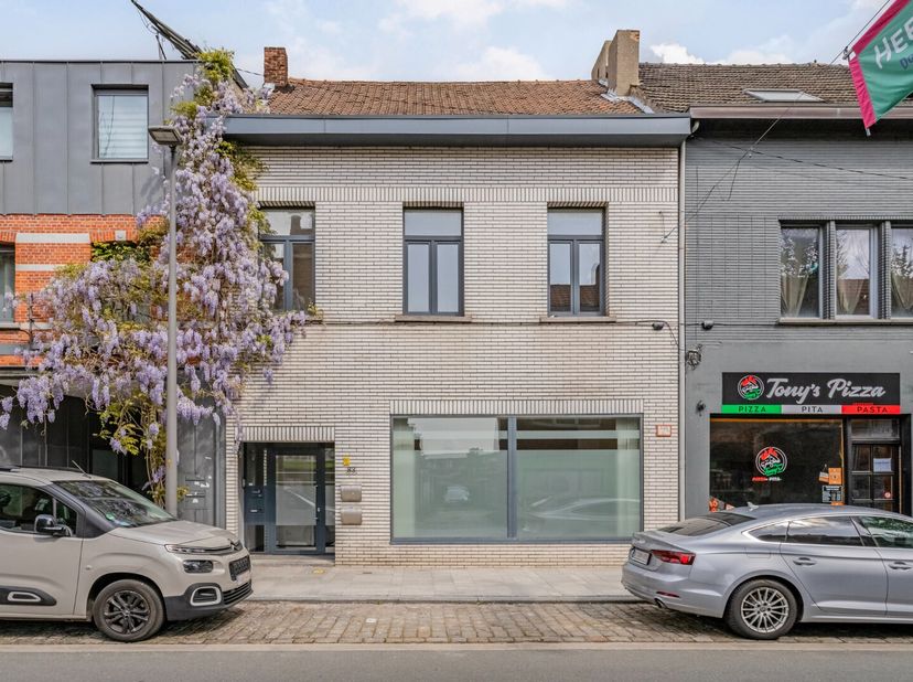 Centraal gelegen handelshuis combineert moeiteloos wonen en werken en heeft een uitstekende bereikbaarheid en zichtbaarheid nabij winkels, scholen en