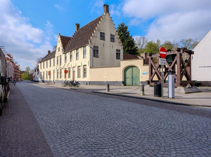 Herbestemmingsproject in centrum Brugge&lt;br /&gt;
Dit ruime domein in de Brugse binnenstad biedt een waaier aan mogelijkheden. Deze beschermde site genaam
