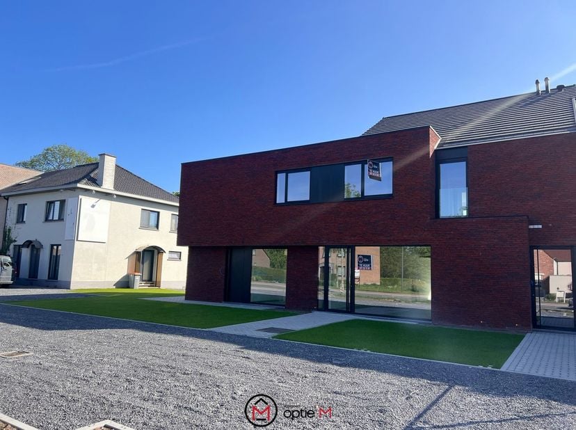Dit ruime duplex appartement is gelegen in een nieuwbouw aan de Hasseltsestraat 66B in Bilzen. De centrale ligging biedt het beste van twee werelden: