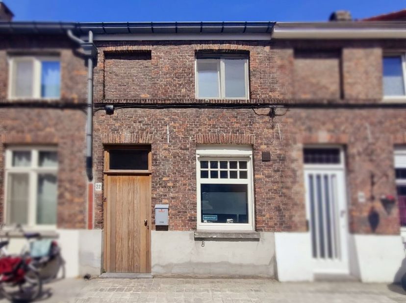 In een rustige doch zeer centrale wijk binnen het Brugse ei,  bevindt zich deze gezellige gerenoveerde woning  met zonneterras en twee slaapkamers.&lt;br