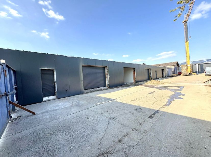 Centraal gelegen loods/stockageruimte op 2,3km van het op- en afrittencomplex E40 Aalst. Deze vernieuwde loods bevindt zich op een volledig afgesloten