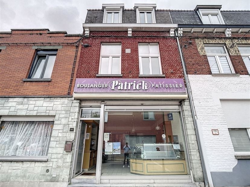 Au rez-de-chaussée, se trouve une surface commerciale de 31 m³ avec une large vitrine en façade offrant une belle visibilité (anciennement exploitée e