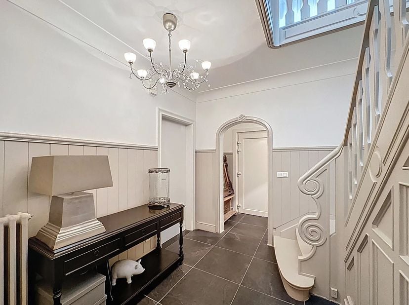 Op zoek naar een instapklare woning met karakter, comfort én mogelijkheden? Dan is deze charmante, bijna volledig gerenoveerde woning precies wat u zo