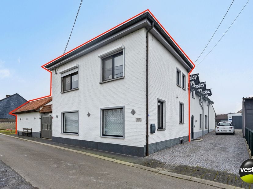 Bent u op zoek naar een instapklare woning met zwembad en tal van mogelijkheden? Deze halfopen bebouwing biedt alles wat u nodig heeft en meer. Gelege