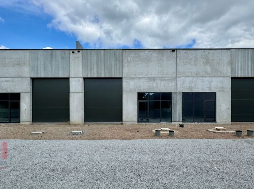 Unité PME nouvellement construite d&#039;une superficie de 344 m² à vendre, faisant partie du tout nouveau projet PME &#039;ID Park bis&#039;, fantastiquement situé