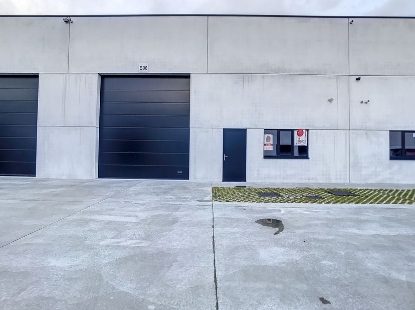 Nieuwbouw KMO unit van ca. 220 m² te koop in Waregem. Het KMO park is gelegen op een toplocatie aan de Kortrijkseweg tussen Kortrijk en Waregem en is