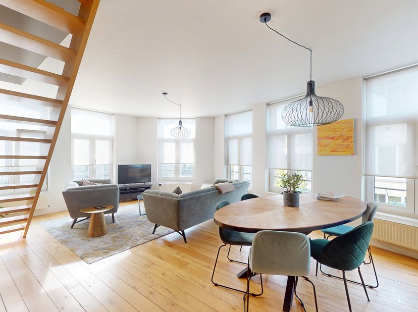Un duplex rénové près de Modemuseum.Premier étage: Grand et luminieux espace, cuisine ouverte, un débarras (possibilité de mettre une machine à laver