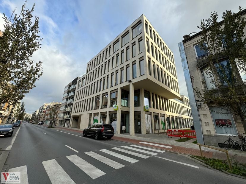 Sublieme en stijlvolle kantoorruimte die voldoet aan eigentijdse normen. Gelegen aan de Nieuwpoortsesteenweg, een invalsader richting Oostende, is het