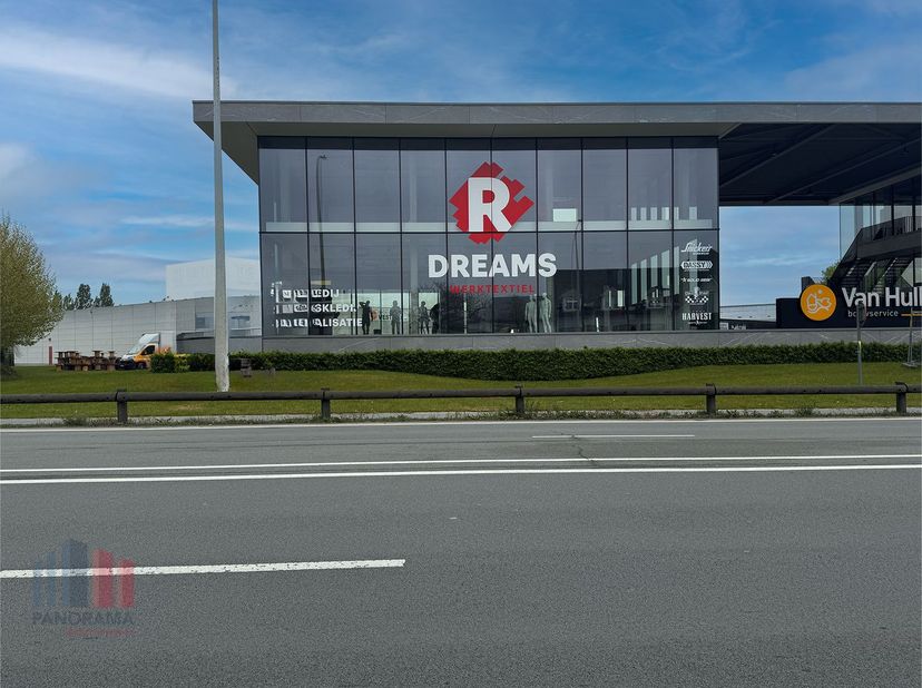 Deze ruime en uitstekend gelegen handelsruimte van ca. 561 m² bevindt zich op een vlot bereikbare locatie, op slechts 10 minuten van de E40 en centraa