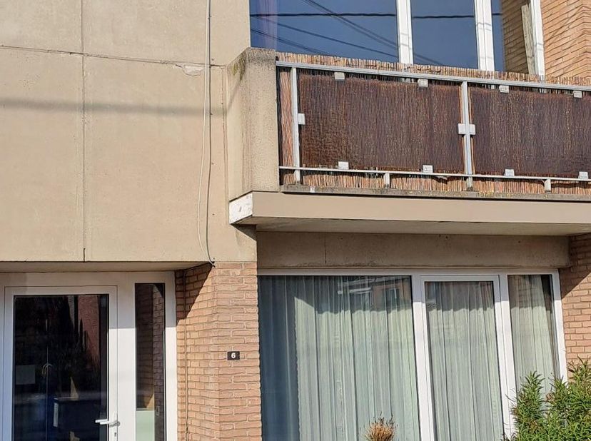 Dit 2-slaapkamerappartement bevindt zich in het centrum van Kuringen.&lt;br /&gt;
Het appartement bevindt zich op het gelijkvloers en beschikt over een lich