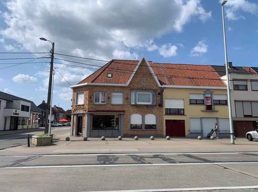Unieke eigendom te koop! Woonhuis met commerciële ruimte en dubbele garage met mogelijkheid tot opbouw van appartement gelegen in de Kerkdreef.&lt;br /&gt;