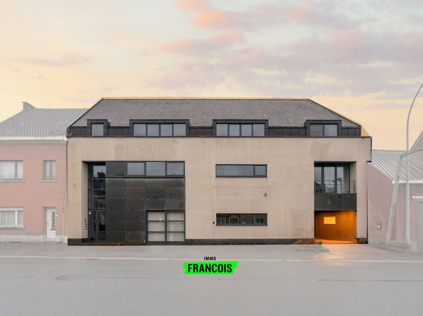 Deze veelzijdige eigendom te Godveerdegem biedt een zeldzame kans om comfortabel te wonen én je professionele dromen waar te maken. Ideaal voor ondern