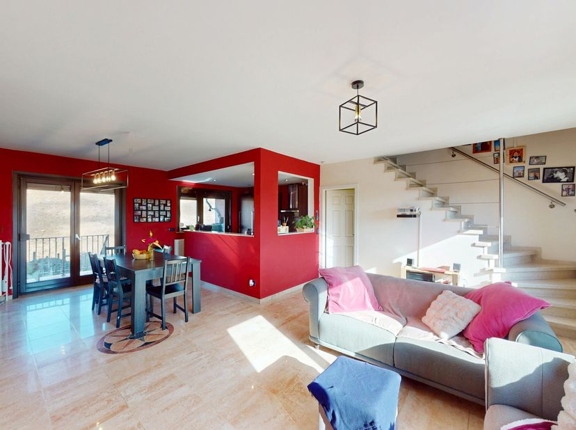 Locatie&lt;br /&gt;
Dit huis is ideaal gelegen vlakbij de E429, waardoor Brussel en de hoofdwegen snel bereikbaar zijn. Winkels en openbaar vervoer zijn bin