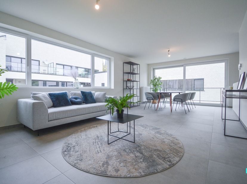 Dit nieuwbouw twee slaapkamer appartement beschikt over een bewoonbare oppervlakte van 107 m² en is gelegen op de eerste verdieping in residentie De P
