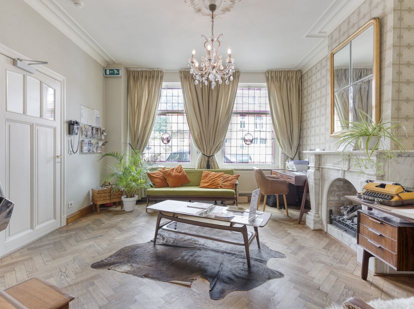 Ontdek deze prachtig gerenoveerde woning met tuin, idyllisch gelegen nabij de Coupure in Brugge. Dit unieke pand combineert de charme van een historis