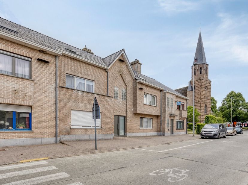 Schaffen: instapklare duplex te koop met terras en garage Op zoek naar een comfortabele duplexwoning op een rustige, doch goed bereikbare locatie? Dit