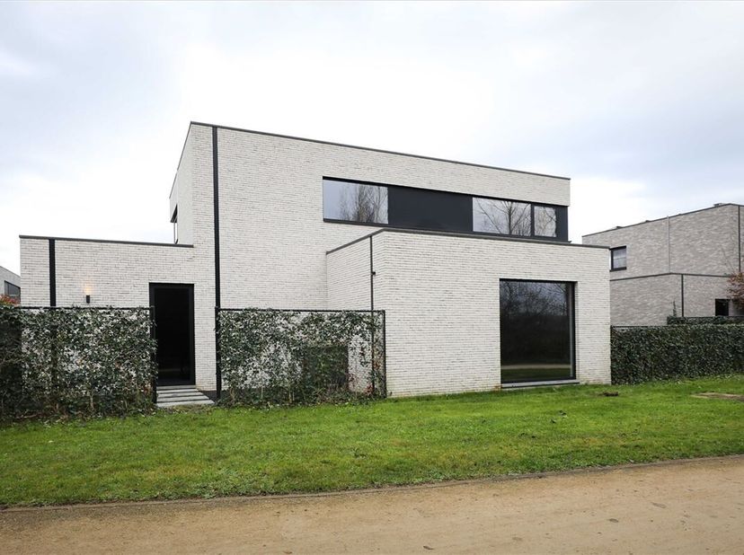 Stijlvolle nieuwbouwvilla met 3 slaapkamers en zonnige tuin in prachtige groene omgeving&lt;br /&gt;
Omgeving:&lt;br /&gt;
+ Rustig gelegen in het prachtig groen