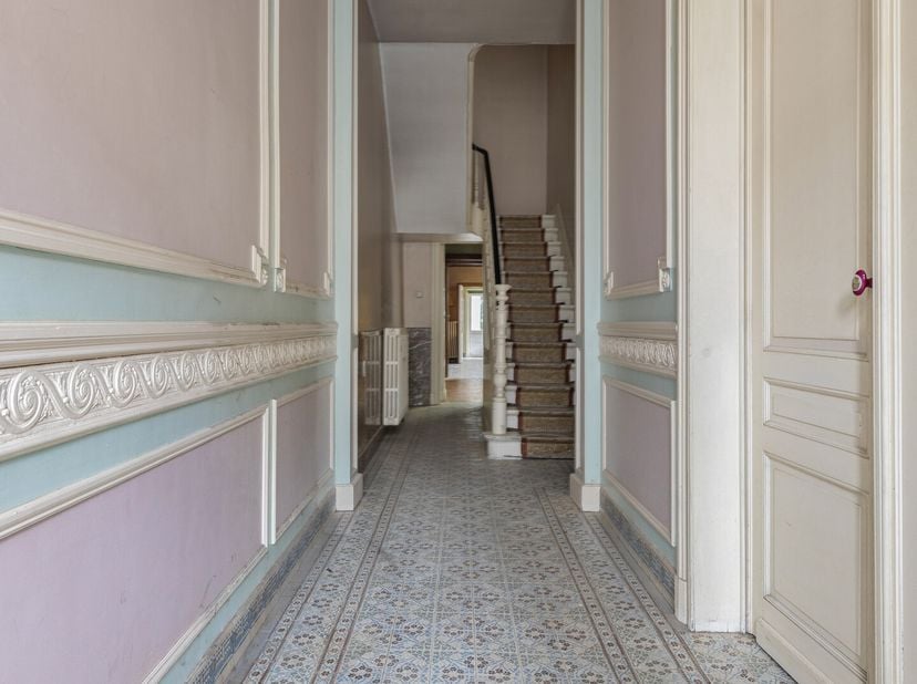 Cette maison de caractère est située dans la Maloulaan à Ypres et offre une combinaison unique de charme et d&#039;authenticité. L&#039;aménagement pratique de