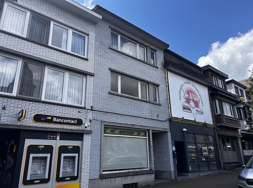 Te renoveren handelspand met woonst – Centrum Hoeselt&lt;br /&gt;
&lt;br /&gt;
Dit te renoveren handelspand met bovenliggende woonst heeft een totale bruikbare op